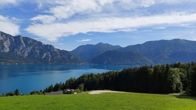 蓝天白云山川湖泊草地风景图片